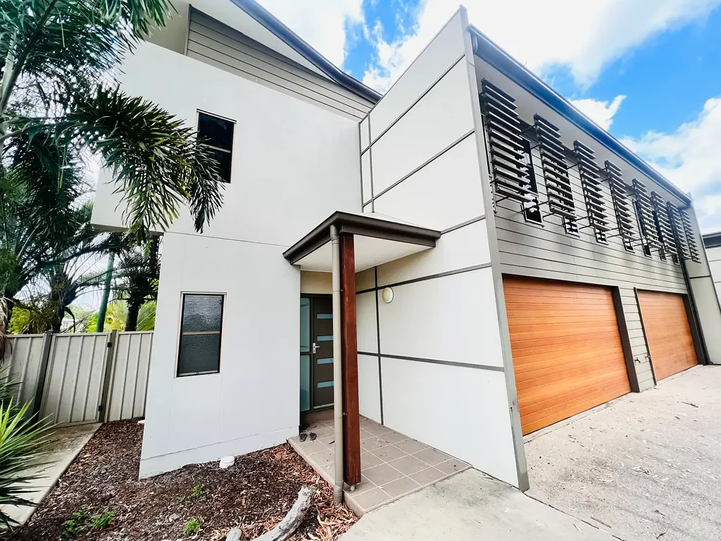 3 BED, 3 BATH & 3 KITCHENS & FULLY FURNISHED THROUGHOUT - NOT TO BE MISSED!