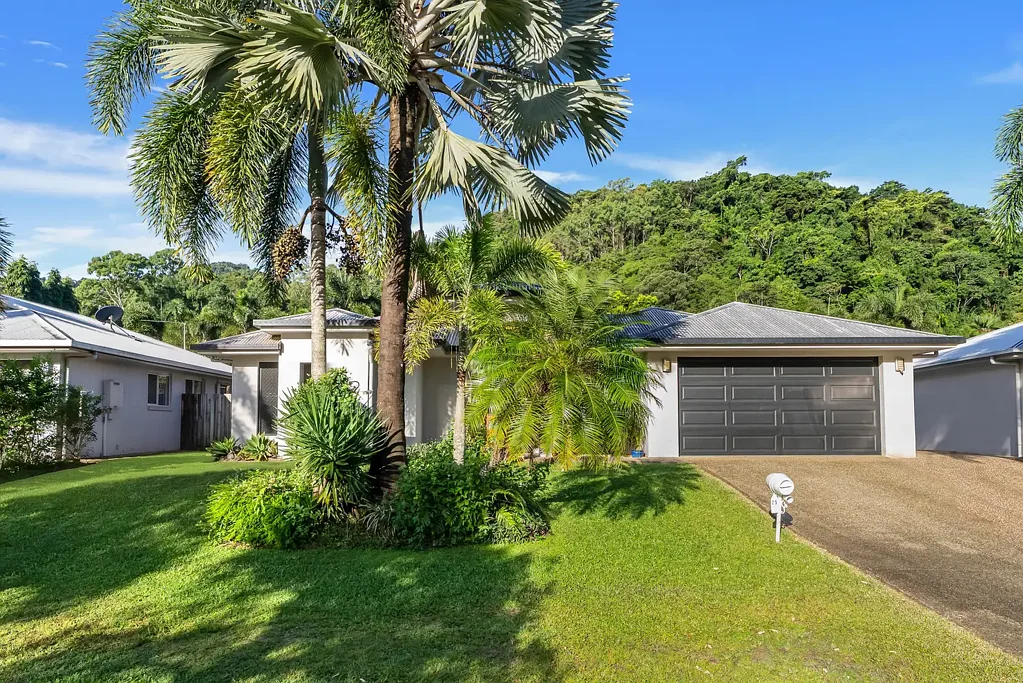 Redlynch 4房  Spacious Family Living with Poolside Entertaining