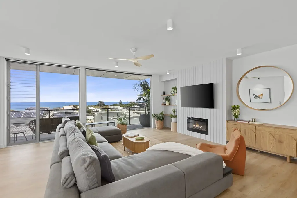 Penthouse Coastal Living – Fully Furnished with Breathtaking Views