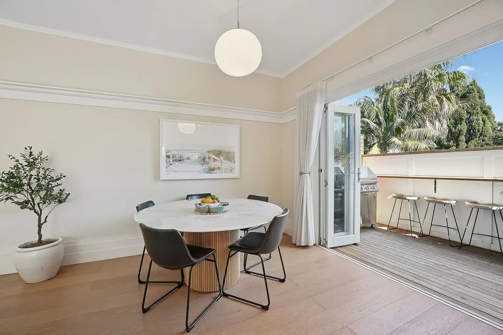 North Bondi 2 Bedroom Luxuriously Appointed Semi Style Art Deco Apartment