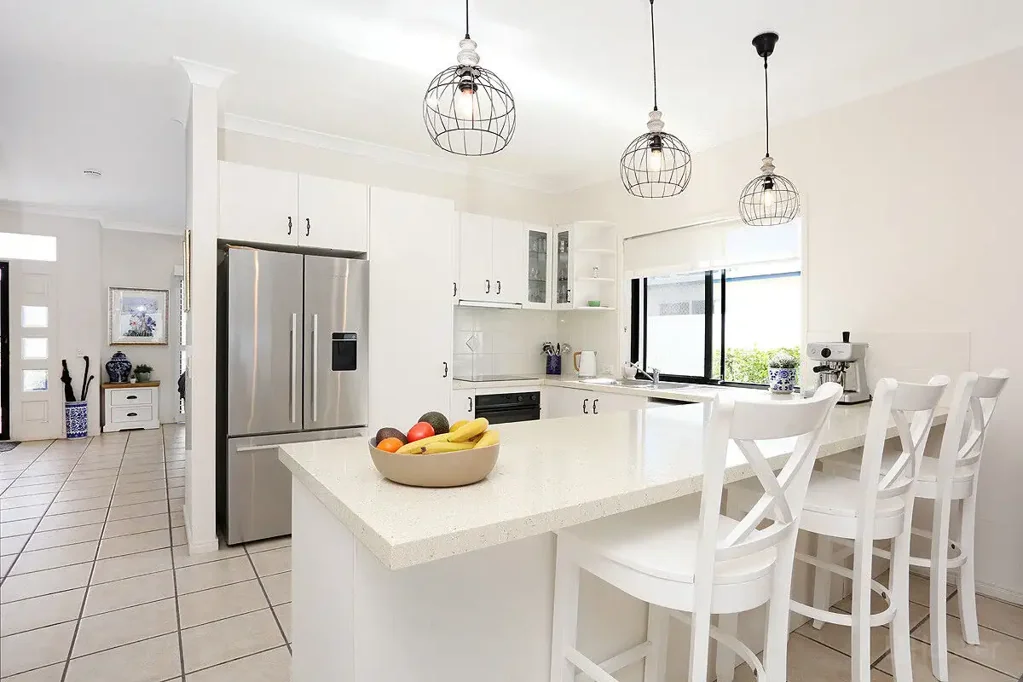 Hollywell 3 Bedroom Style & Comfort on Bayview Street’s East Side — Only Moments from the Broadwater