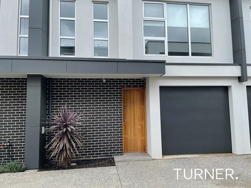 Three Bedroom Townhouse - Low maintenance has everything you need!