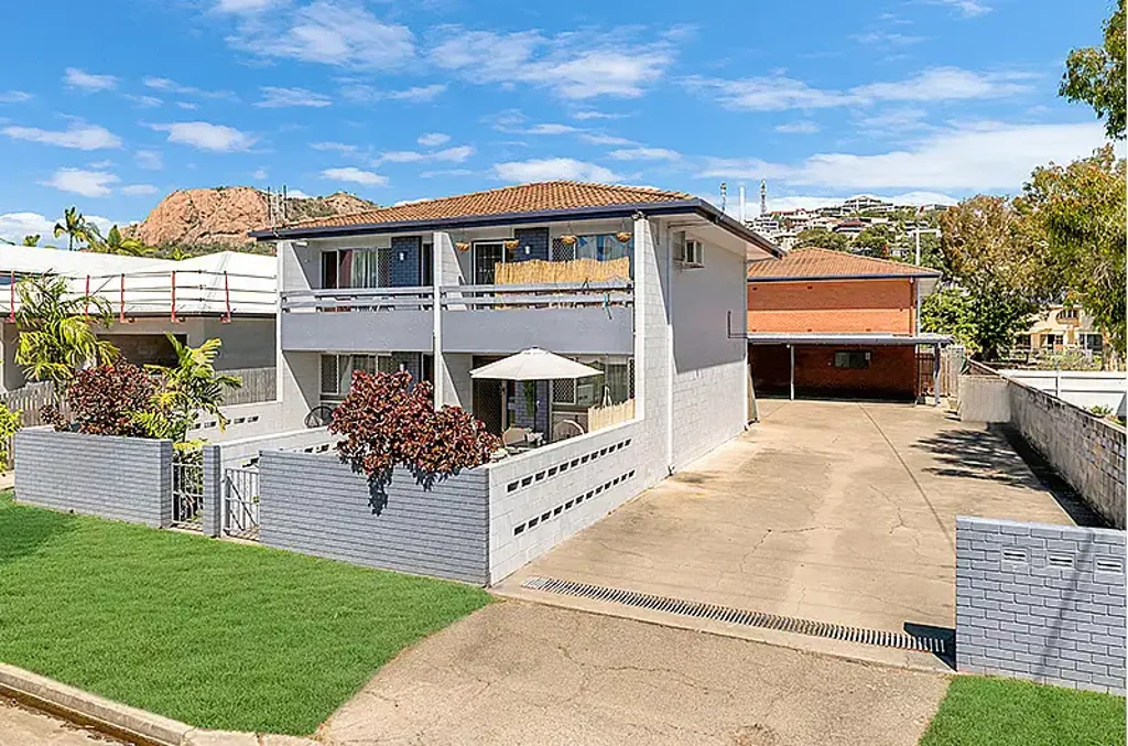 Updated Townhouse Minutes from the Strand