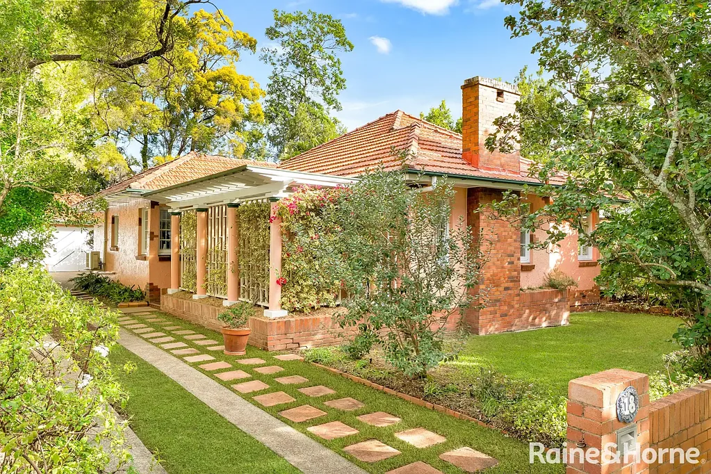Sherwood 4房 经典魅力与特色，位于无与伦比的 HIGH SIDE 地段 CLASSIC CHARM AND CHARACTER in UNBEATABLE HIGH SIDE LOCATION