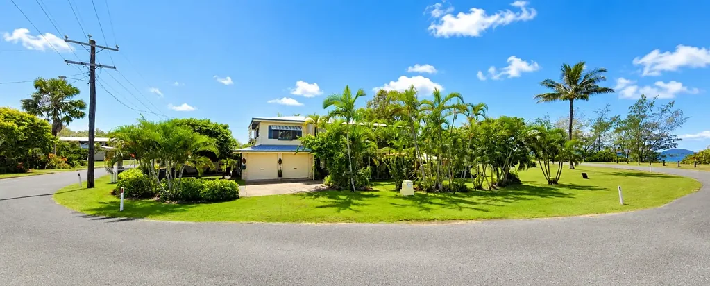 Tully Heads 3침실 Coastal Living with Ocean Views – Spacious Two-Storey Home in Tully Heads
