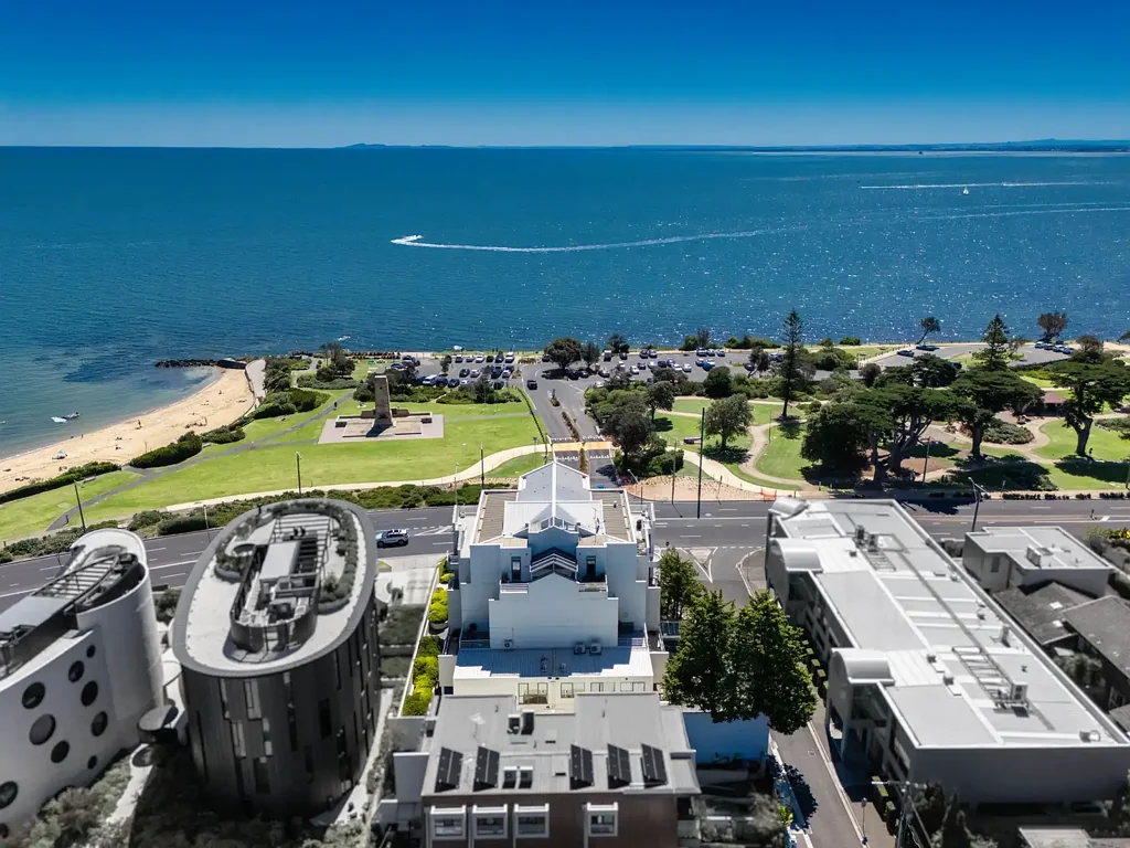 Beachfront Apartment with Panoramic Bay Views