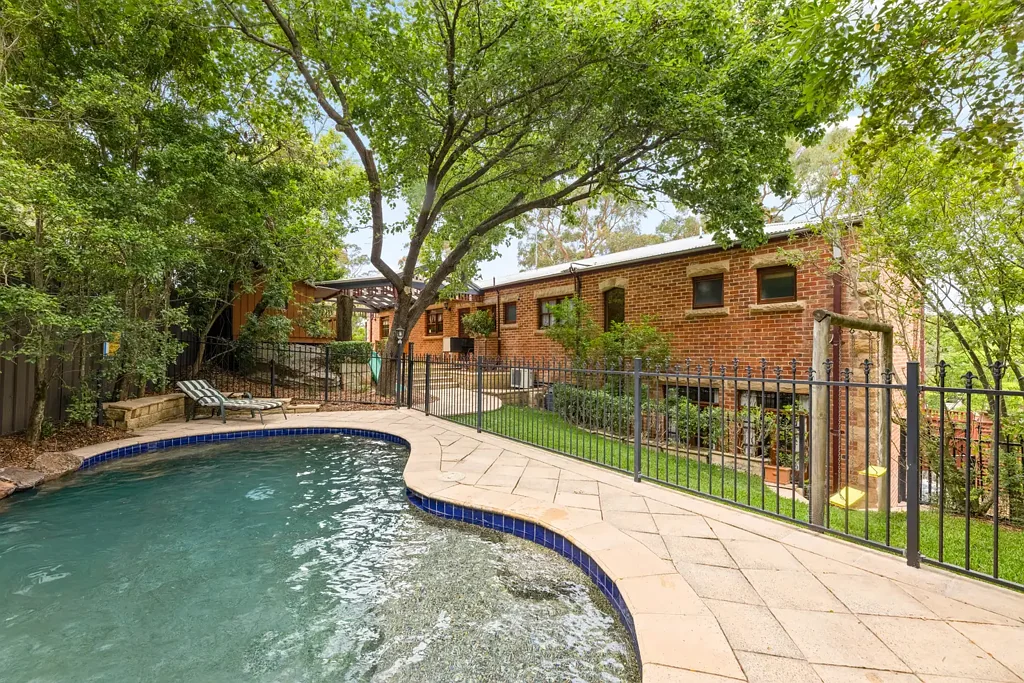 Barden Ridge 4房 安静小巷 120年木门 四卧宽敞 主卧阳台 浴缸配备 户外泳池 娱乐区全园铺路 双车库储物 安全摄像头 优质学校近便 Charming Four Bedroom Sanctuary