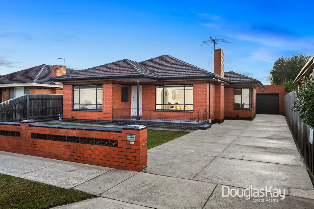 Sunshine West 3 Slaapkamer Retro Revival. Striking Street Profile. Only 500m to Ardeer Station.