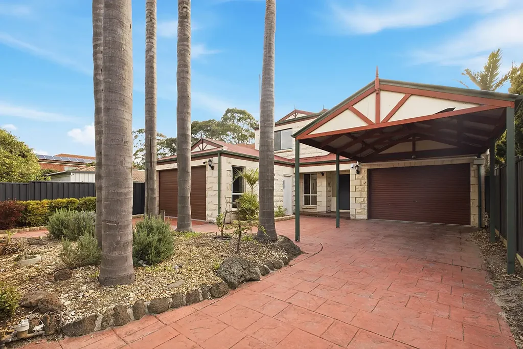 Stunning Waterfront Family Home in Patterson Lakes