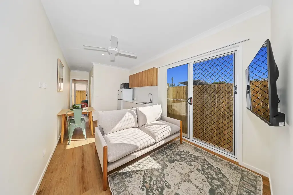 Modern, and Fully Furnished Rooming Accommodation - Suite 5 Includes Carpark