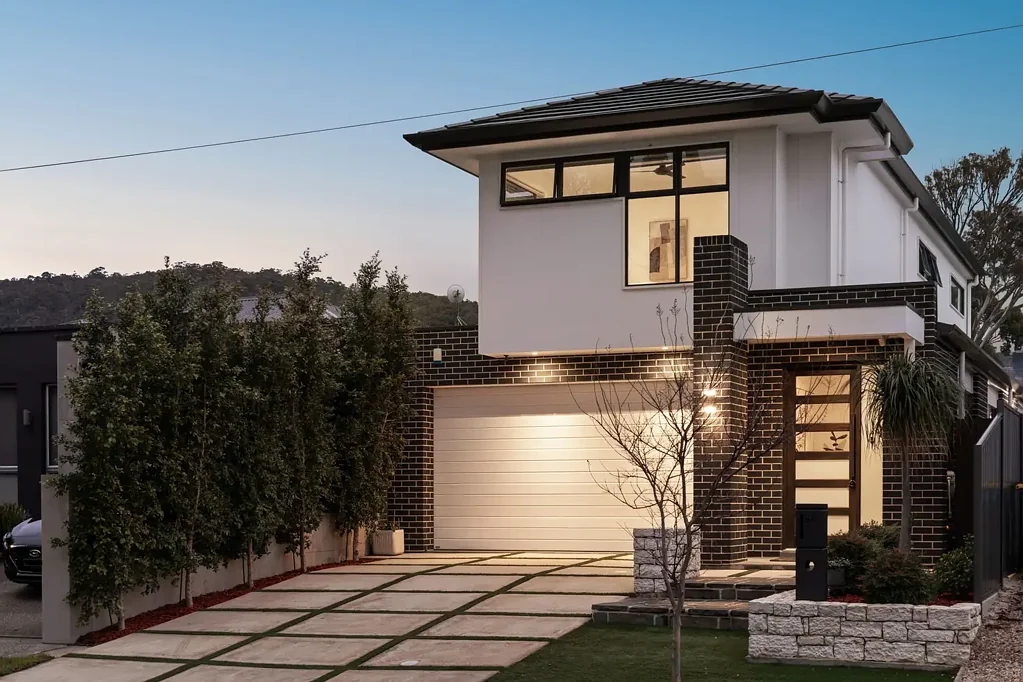 Athelstone 4房  A Striking Family Haven Set Beneath Scenic Black Hill.