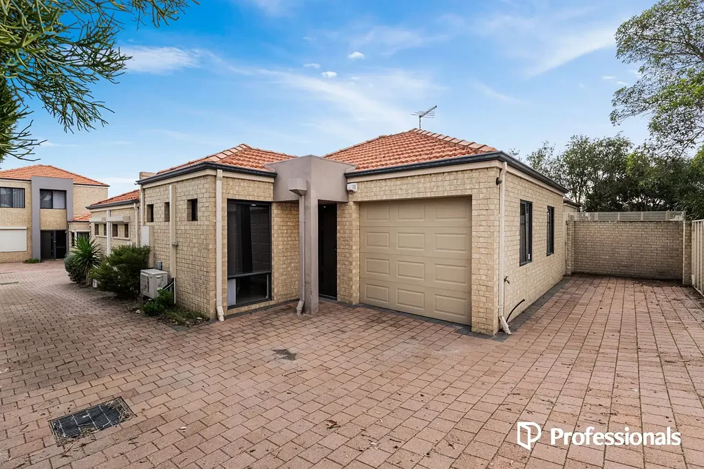 Stylish Villa Living with Large Private Courtyard!