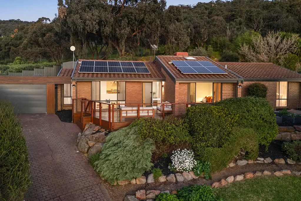 Panorama 4 Slaapkamer Mid-century bones, an enlightened remodel, and a perspective only this whisper-quiet Panorama enclave can offer…