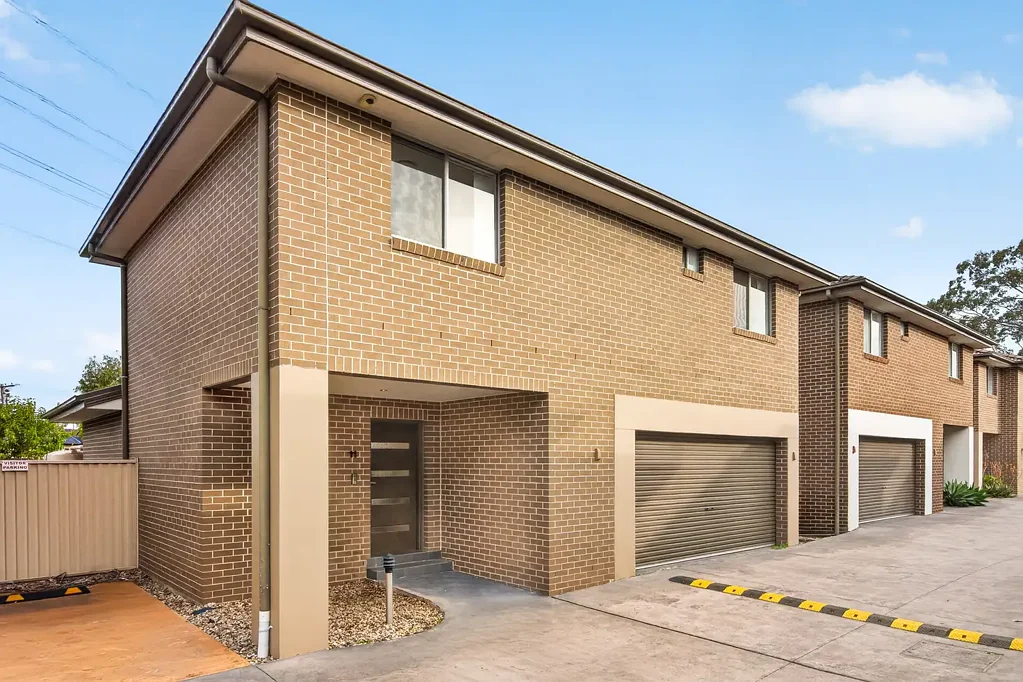 Seven Hills 5Moenga Low Strata -  Freestanding 5-Bedroom Townhouse