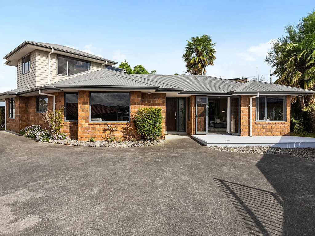 Grandview Heights 3Moenga Generous Proportions, Elevated Position
