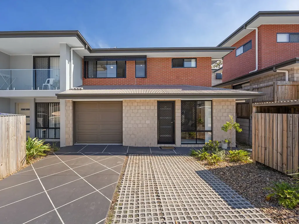 Doolandella 4房 低维护联排别墅 4卧带套间 现代厨房岛台 私人露台 159平地块 便利交通 学校近 2024 Build! Owner Occupied in the Heart of Doolandella!