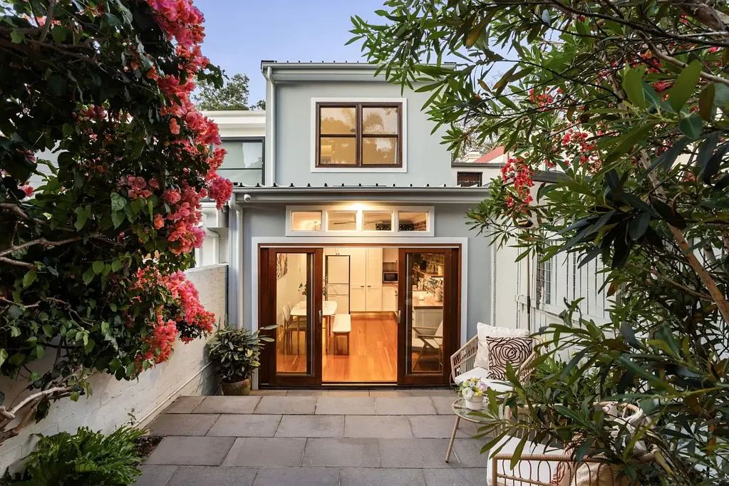 Camperdown 3બેડરૂમ A reimagined c1900 terrace with studio retreat