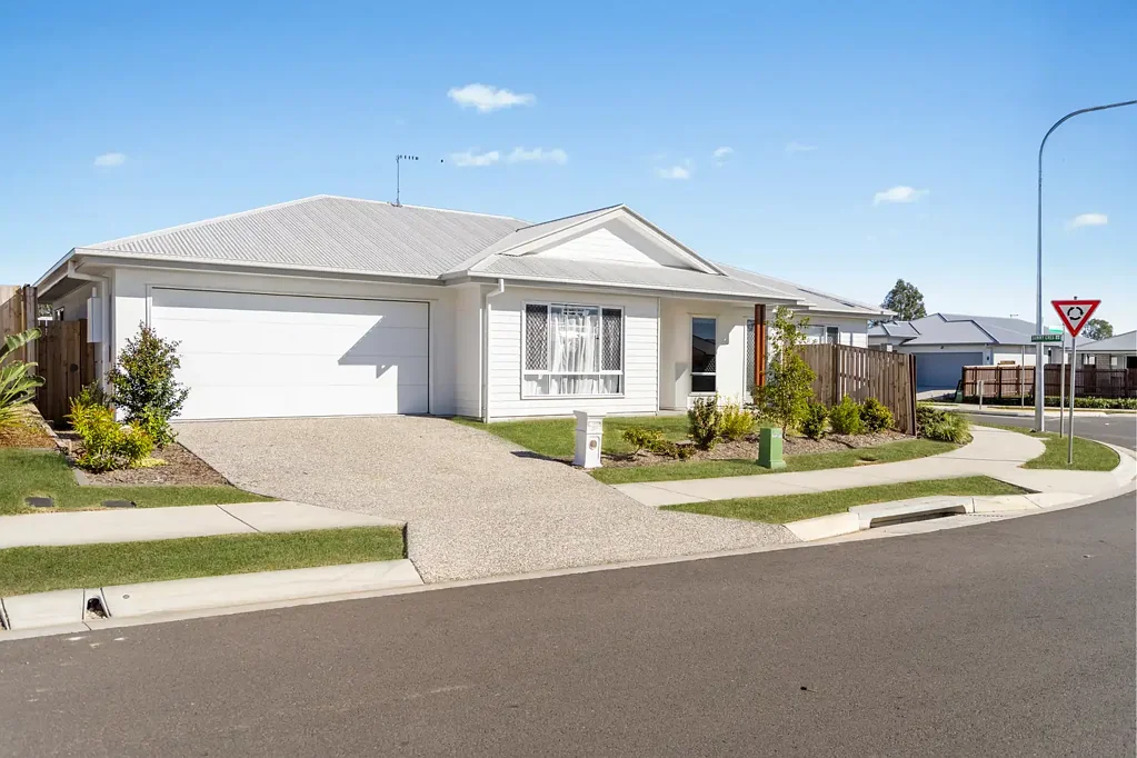 Ripley 4 Bedroom Beautiful Near New Home in the Bellevue Estate