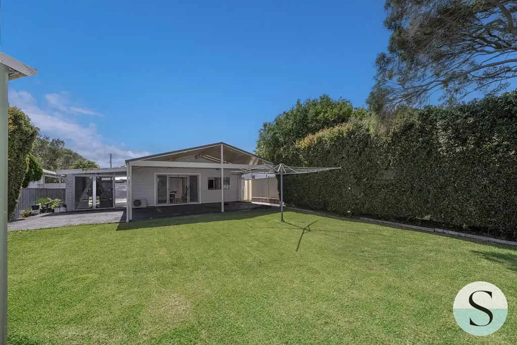 Belmont South 4房  Swim, Surf, Play, Golf or Bowl On The Daily + One Level, Renovated Where It Counts, Great Parking & Access