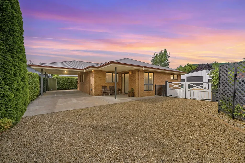 Bright 3房  Effortless Living, Exceptional Location – Walk to Town