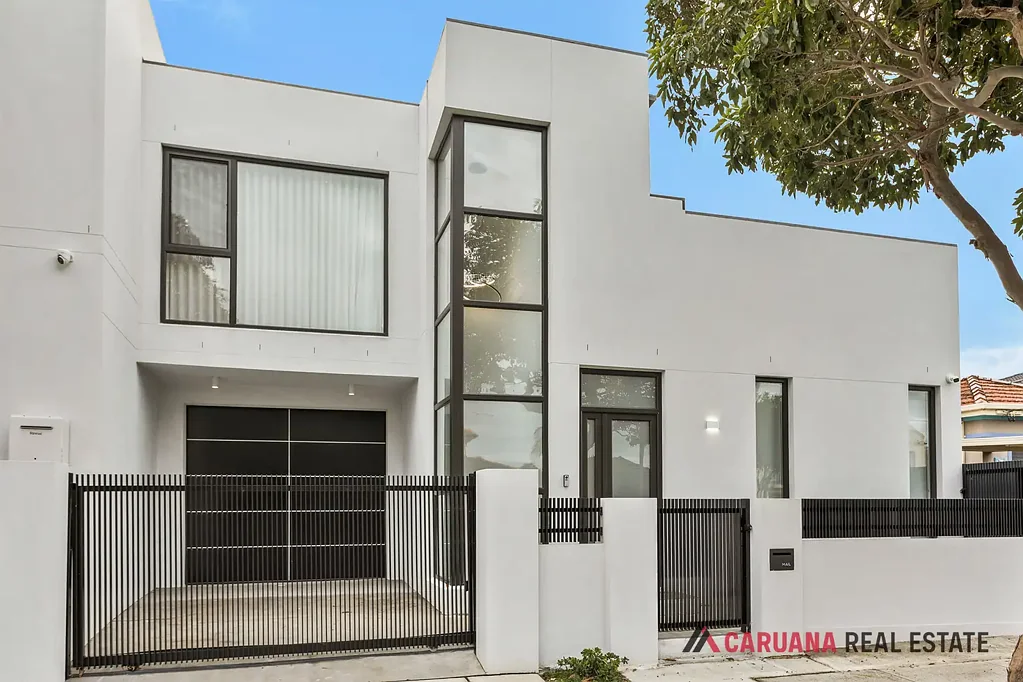Quality Modern New Duplex in Prime Beachside Location