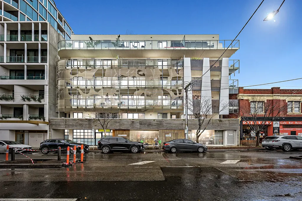St Kilda 2房 Chapel街活力 海岸魅力融合 两卧两卫奢居 Caesarstone厨房 Bosch电器 全年娱乐阳台 地段优越 Sophisticated Bayside Living with Convenience