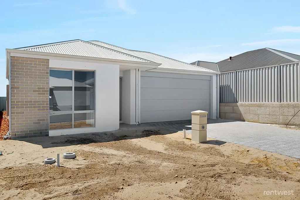 BRAND NEW LIVING IN THE HEART OF EGLINGTON