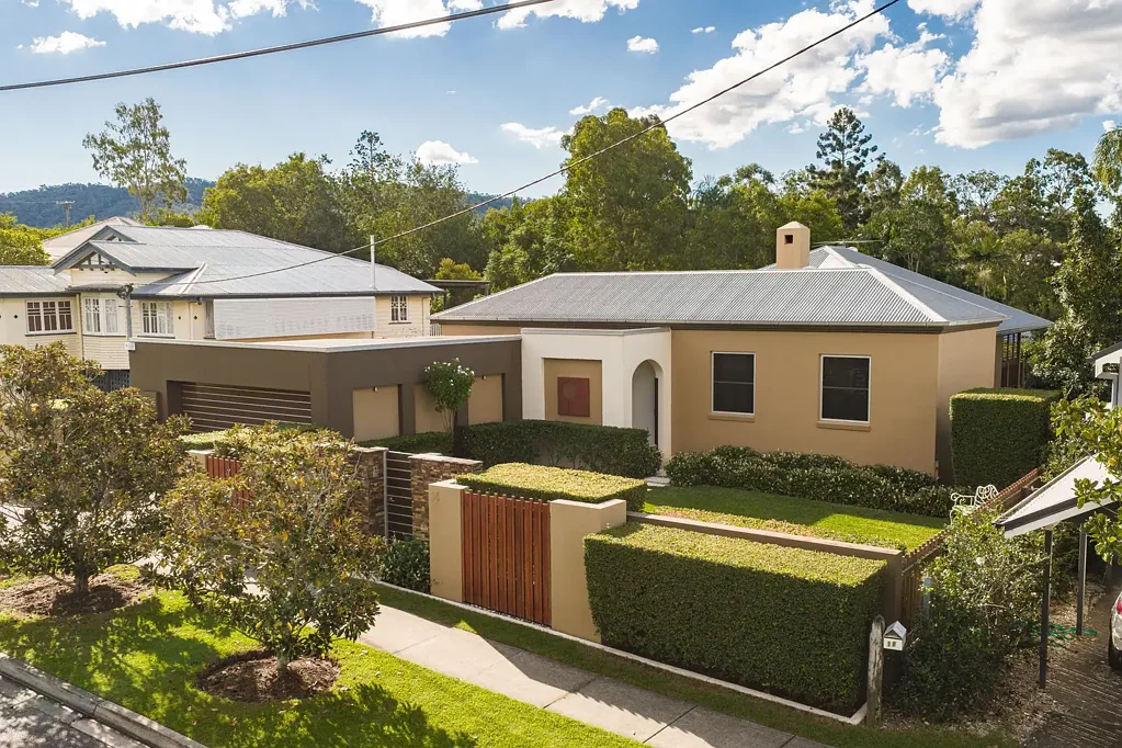 Indooroopilly 5房 定制豪华住宅 702m2地块 知名建筑商建造 自然采光充沛 四室两厅 主卧带露台 加热泳池 太阳能系统 私密后院 多处娱乐空间 步行至商圈 学校环绕 Executive Family Living in Indooroopilly's most Convenient Pocket