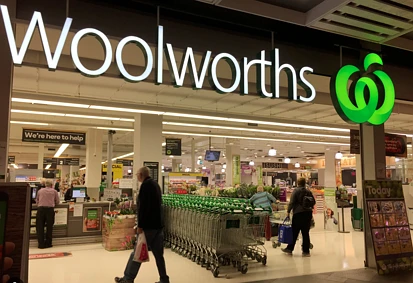 超市巨头Woolworths陷价格欺诈风波，内部改革引发员工薪资争议，零售业面临深刻影响