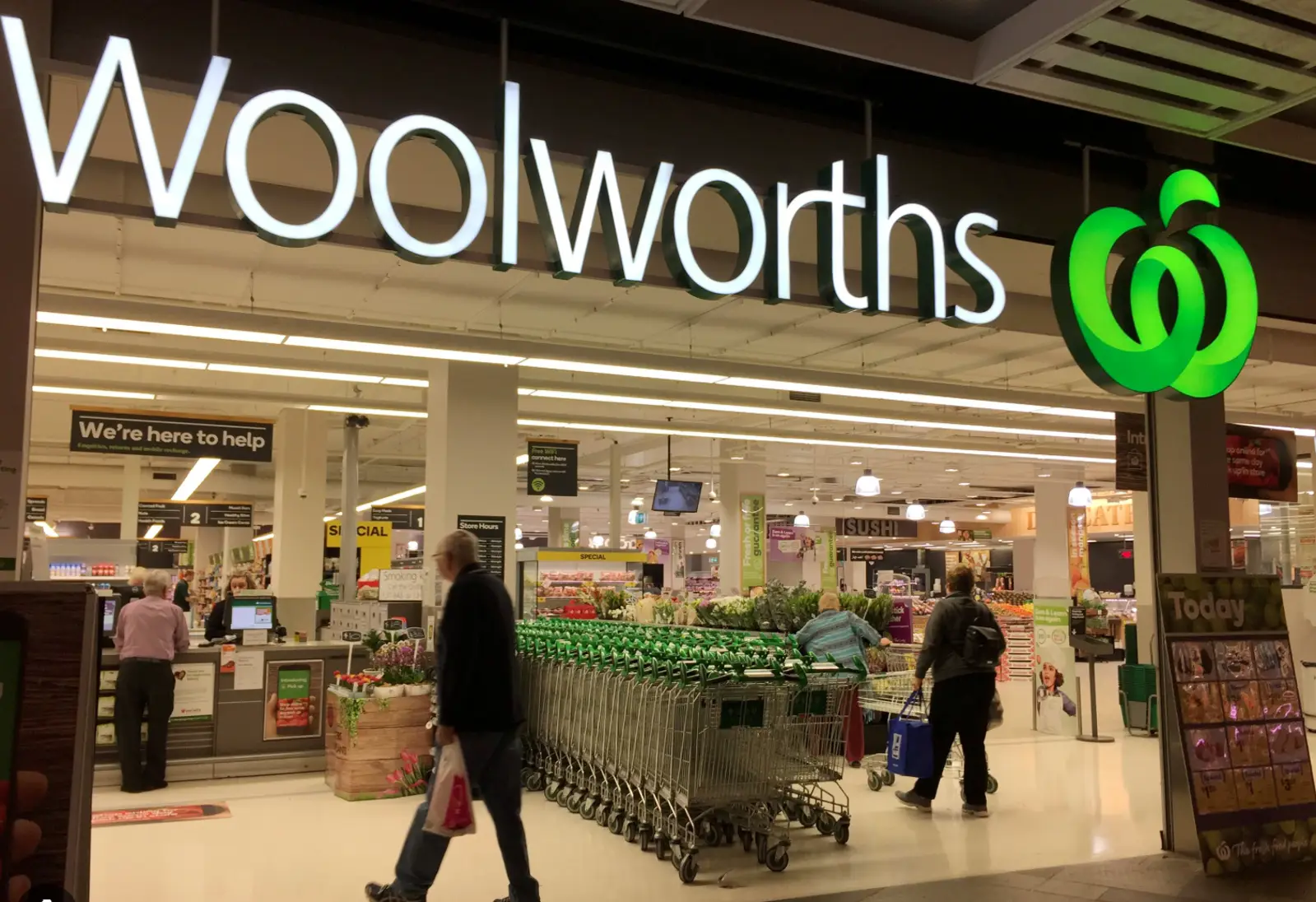 超市巨头Woolworths陷价格欺诈风波,内部改革引发员工薪资争议,零售业面临深刻影响