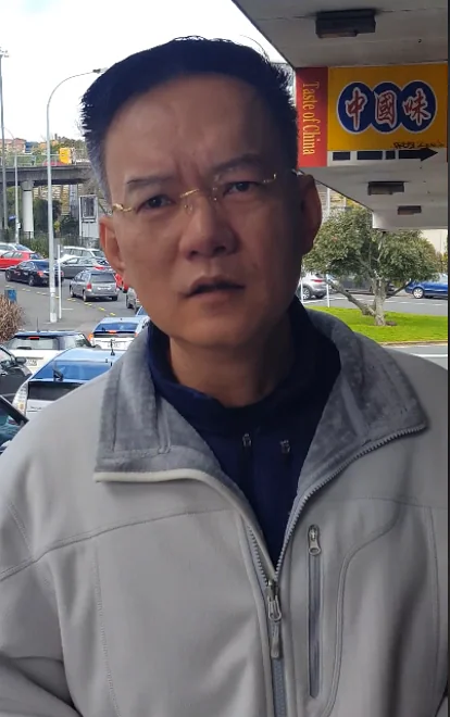 “丢你老母”：香港男子在奥克兰乱扔烟头，狂爆粗口！