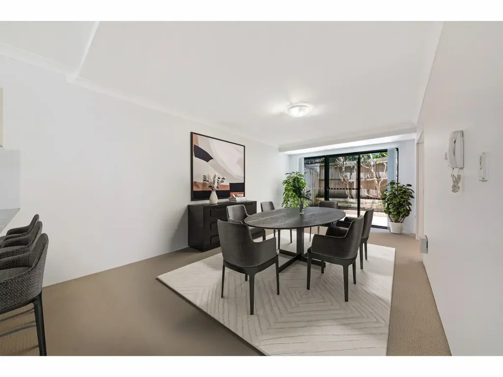 Over-sized 1 Bedroom Apartment - *200m walk to Flemingtion Train Station