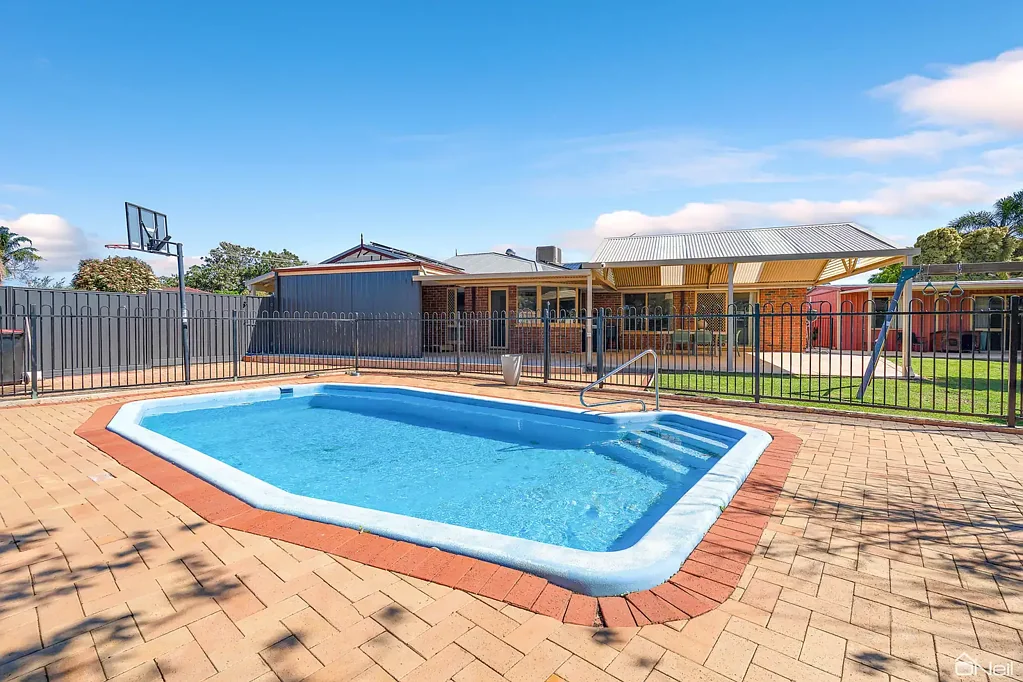 Armadale 4कमरा POOL, STUDIO, WORKSHOP & PARKING FOR THE BOAT OR CARAVAN!