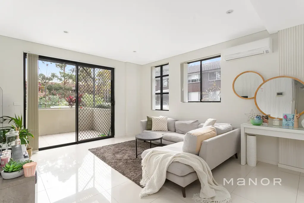 Stylish Ground Floor Apartment with Expansive Outdoor Living