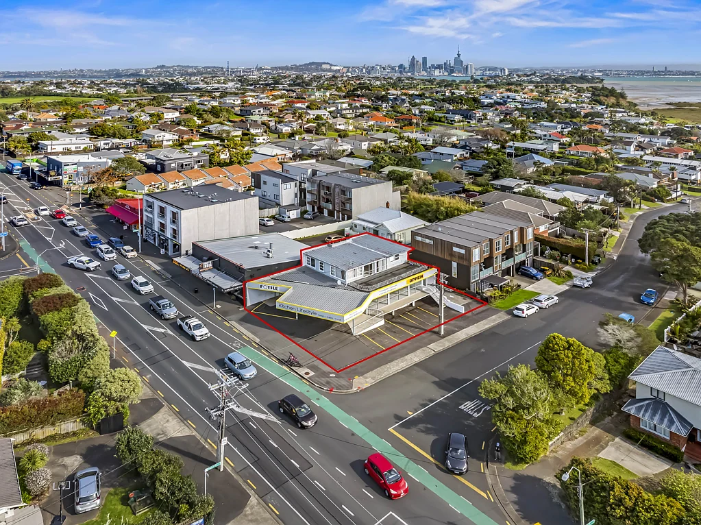 Devonport Three in one: retail, workshop and accommodation