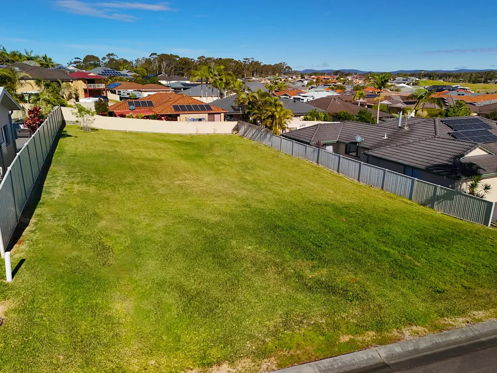 Forster 700sqm residential block - invest or live!
