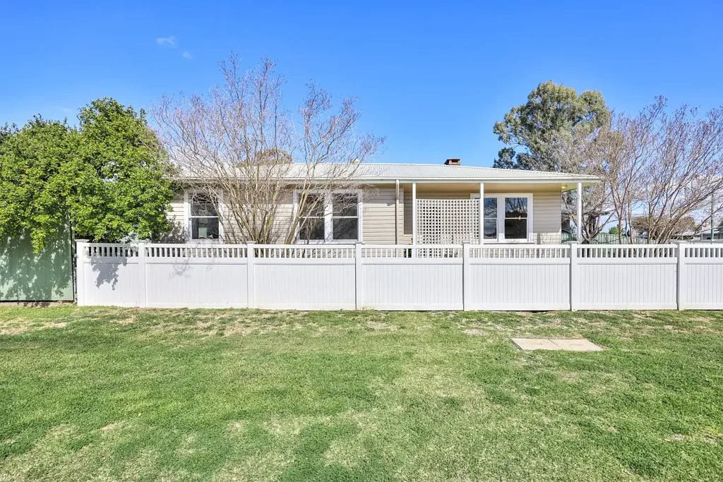 Scone 3બેડરૂમ Classic Weatherboard Home in Central Position