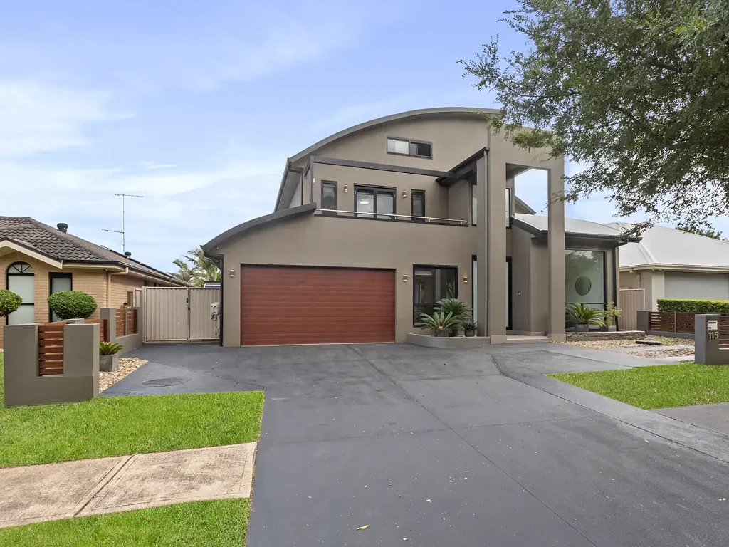 Harrington Park 6 Slaapkamer Experience Elevated Living: Modern Luxury and Tranquil Surrounds in Harrington Park
