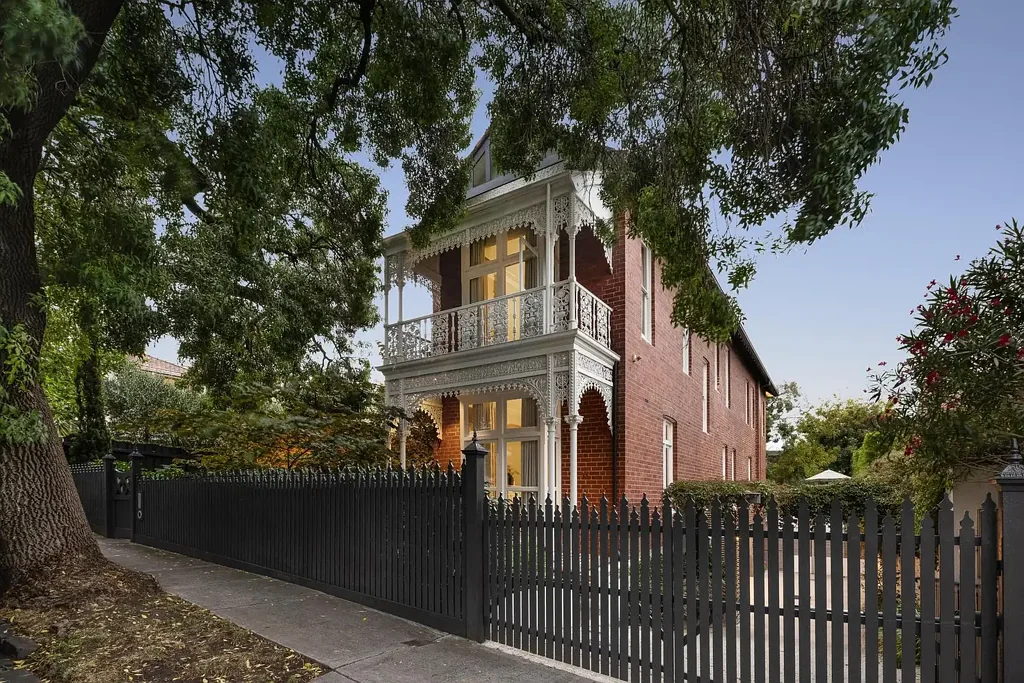 South Yarra 6房 绿树成荫尊贵地 维多利亚工艺融合 现代空间大胆光 120sqm露台聚会 历史遗产保存佳 地理位置便利优 `Yarranook` c1907