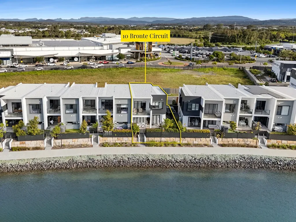 Hope Island 4બેડરૂમ North-Facing Waterfront Townhouse in the Exclusive Delta Community