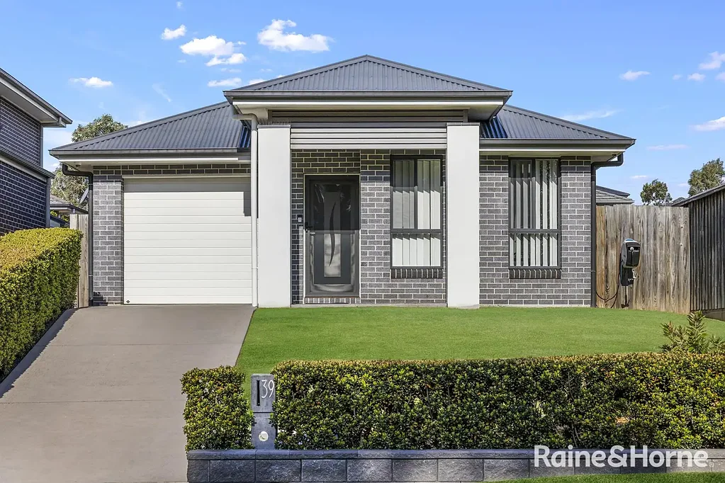 39 Cartwright Crescent, Bradbury, NSW 2560