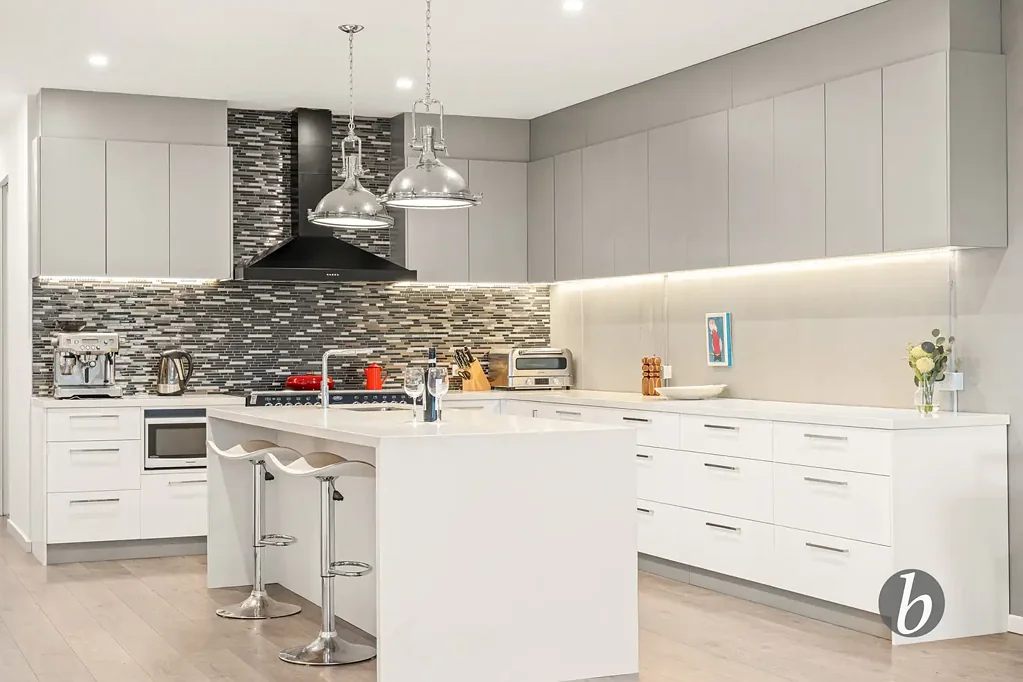 Dromana 3房 海滨瑰宝 1100mm Belling厨房 壮观湾景 阔露台 私密入口 高档装修 Contemporary Bayview Living Above It All