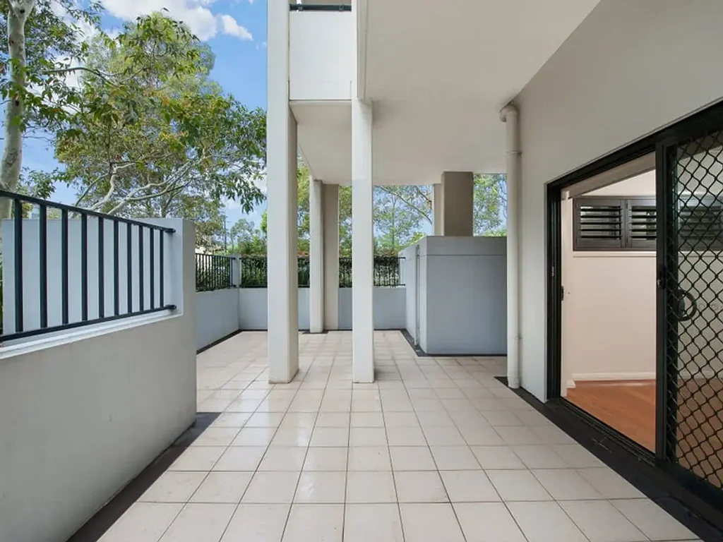 GROUND FLOOR APARTMENT WITH HUGE COURTYARD ADJOINS RESERVE