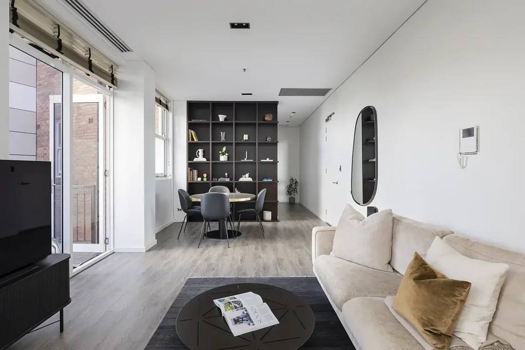 Private rear pad / architect-designed building