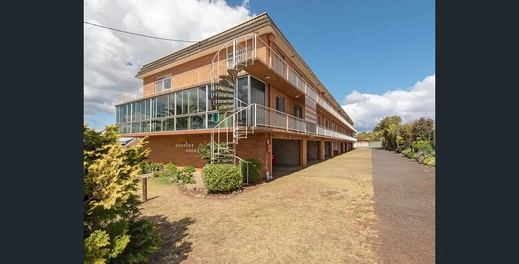 Inner City 2 Bedroom Unit - Highly Sought!