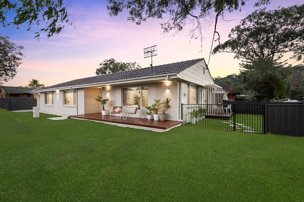 Umina Beach 3房  Beautifully Renovated with a Prime Beachside Address.
