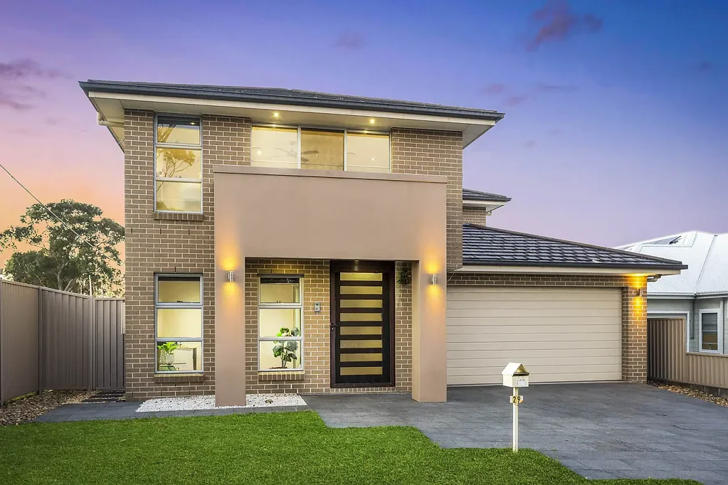 Caringbah 5房 建筑师设计朝北  高挑天花板采光  定制厨房石材  五卧主套衣帽间  私密泳池花园  卡林巴便捷生活 Contemporary Family Sophistication in a Coveted Caringbah North Enclave