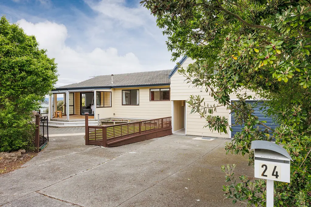 Feilding 3 Slaapkamer Perfect family starter with views