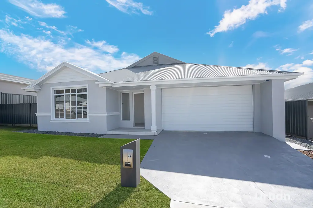 Farley 4房  Brand New Contemporary Design - Single Level Living on Large 647m2 Block