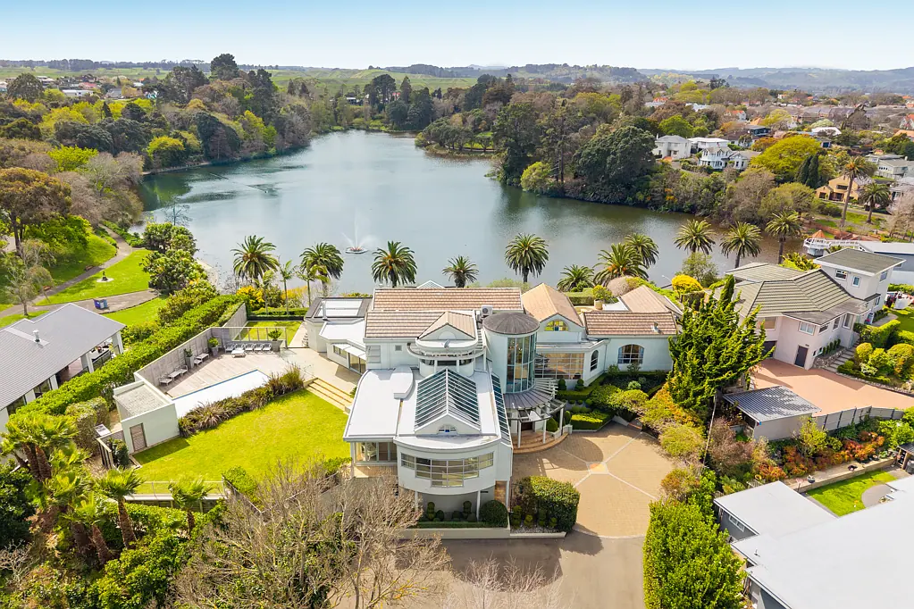 Saint Johns Hill 6ਬੈੱਡਰੂਮ Prestigious lakefront home with sea views